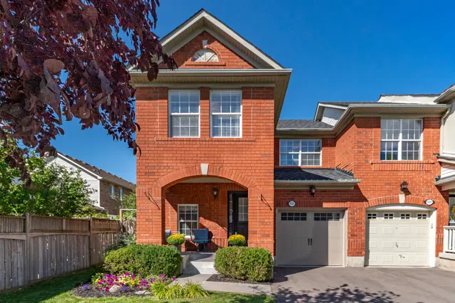 407 Baverstock Crescent photo 2