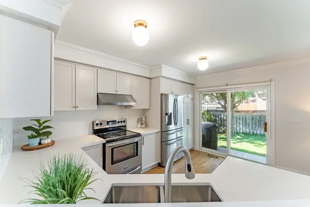 407 Baverstock Crescent photo 22