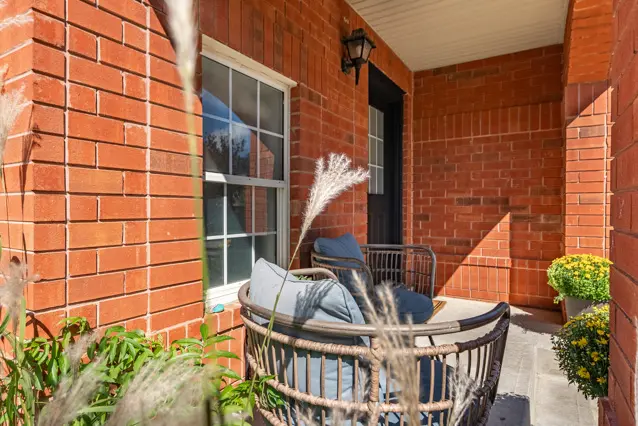 407 Baverstock Crescent photo 4