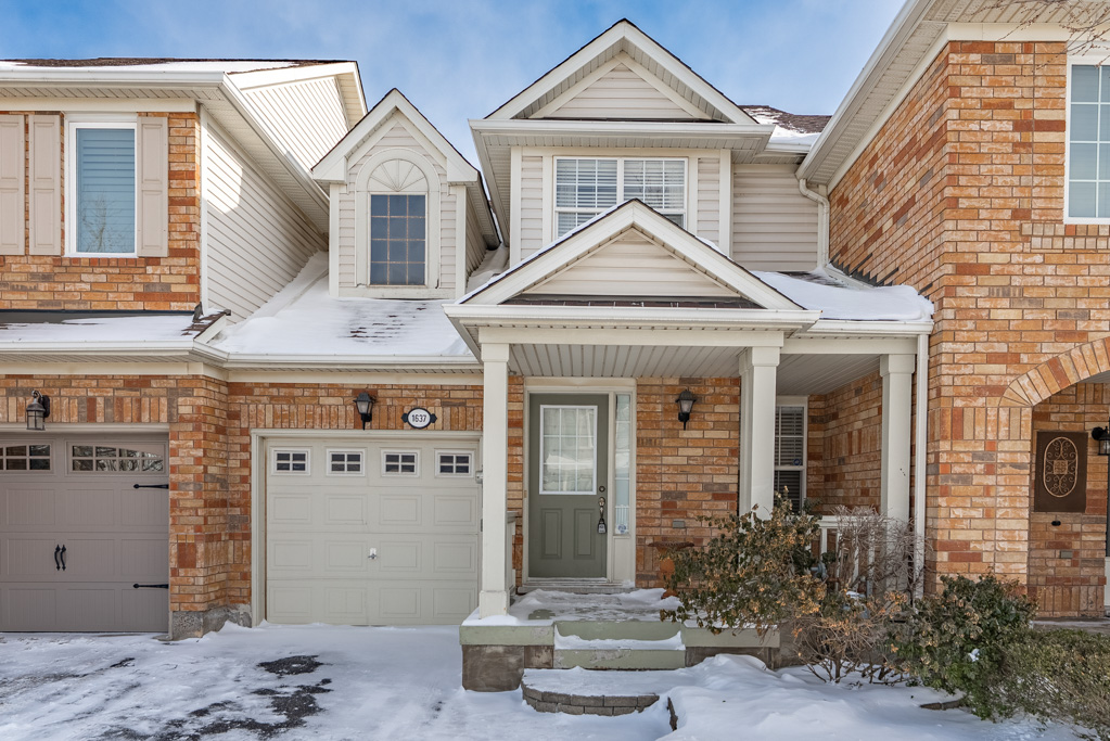 Alternate angle of exterior front of 1637 Stover Crescent, Milton, ON - Freehold townhouse